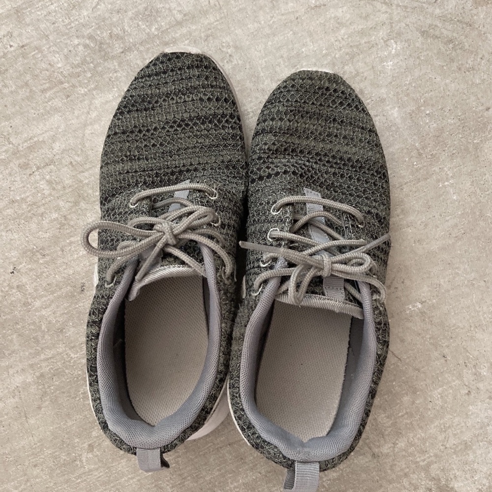 Nike Midnight Green Roshe 1 (women 7, big kid 5)